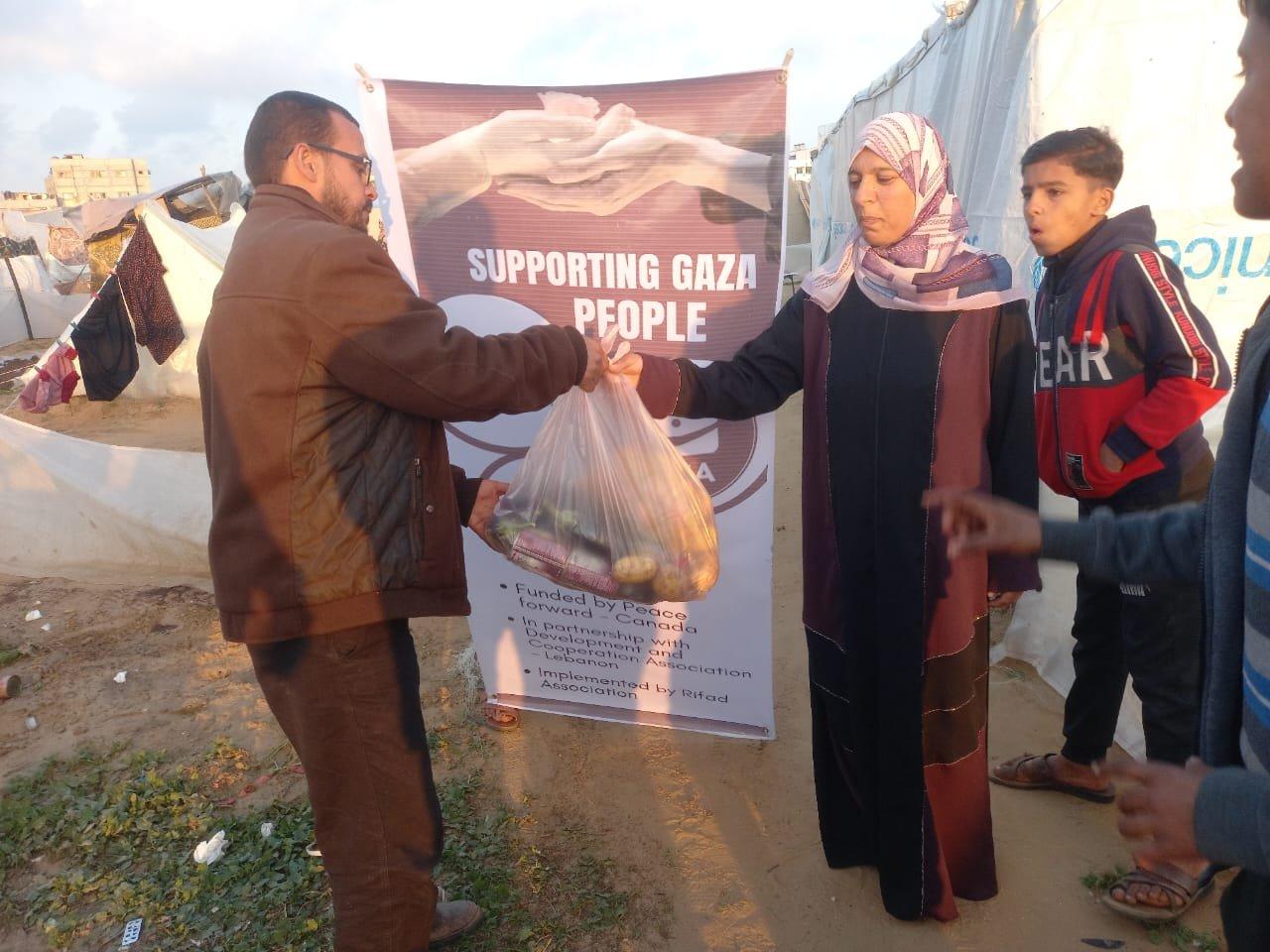 Man distributing food to people in gaza